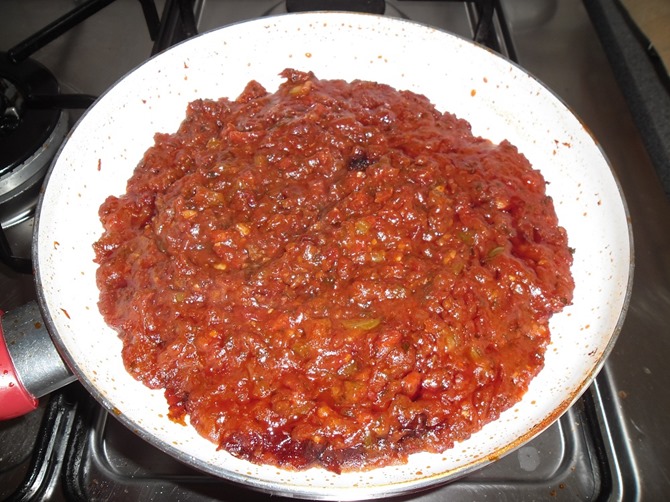 Maak een tomatensaus en kook deze zoveel mogelijk in